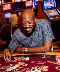 Tampilan permainan blackjack live di qqmamibet dengan dealer dan meja kasino