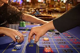 Tampilan antarmuka Dice Game di platform qqmamibet dengan tabel taruhan dan dadu interaktif